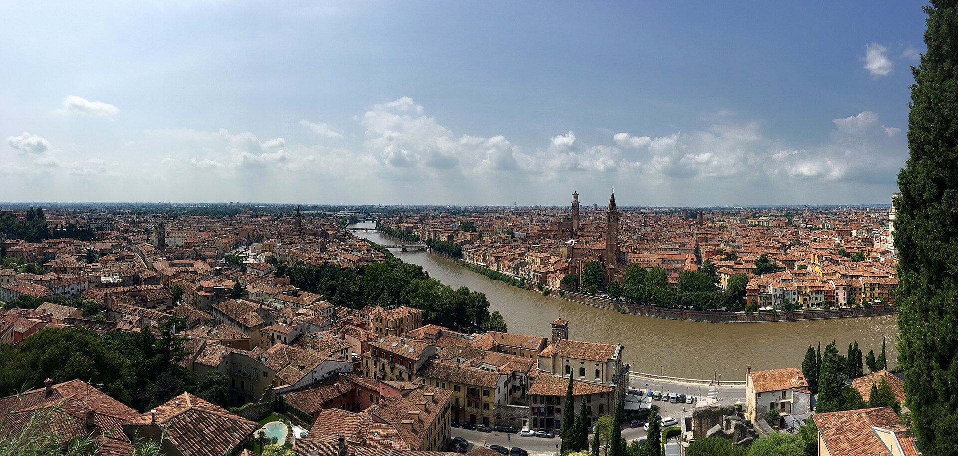 Verona dall'alto vista da Castel San Pietro, con l'Adige e il centro storico